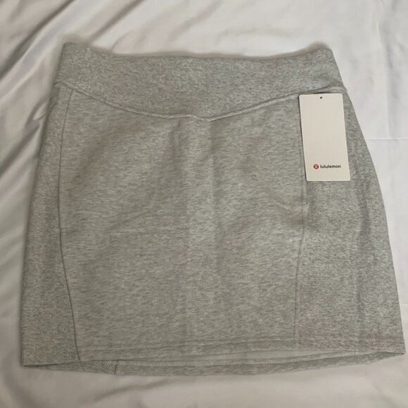 LULULEMON Scuba High Rise Mini Skirt in Heathered Grey Sz LARGE - Picture 1 of 4